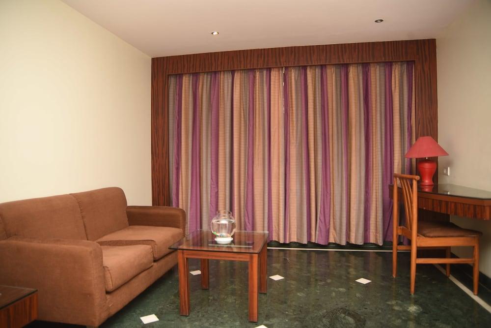 העיר בנגלור Hotel Maurya מראה חיצוני תמונה