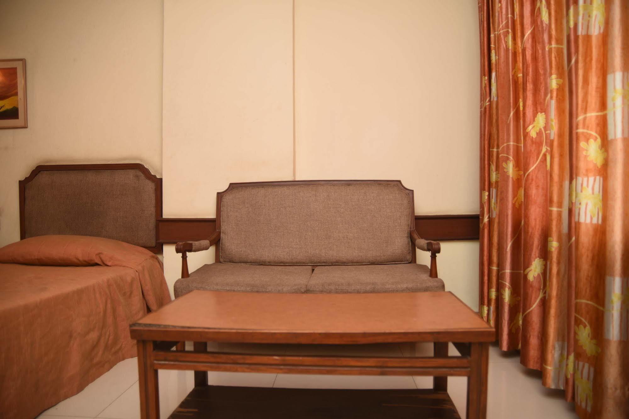 העיר בנגלור Hotel Maurya מראה חיצוני תמונה