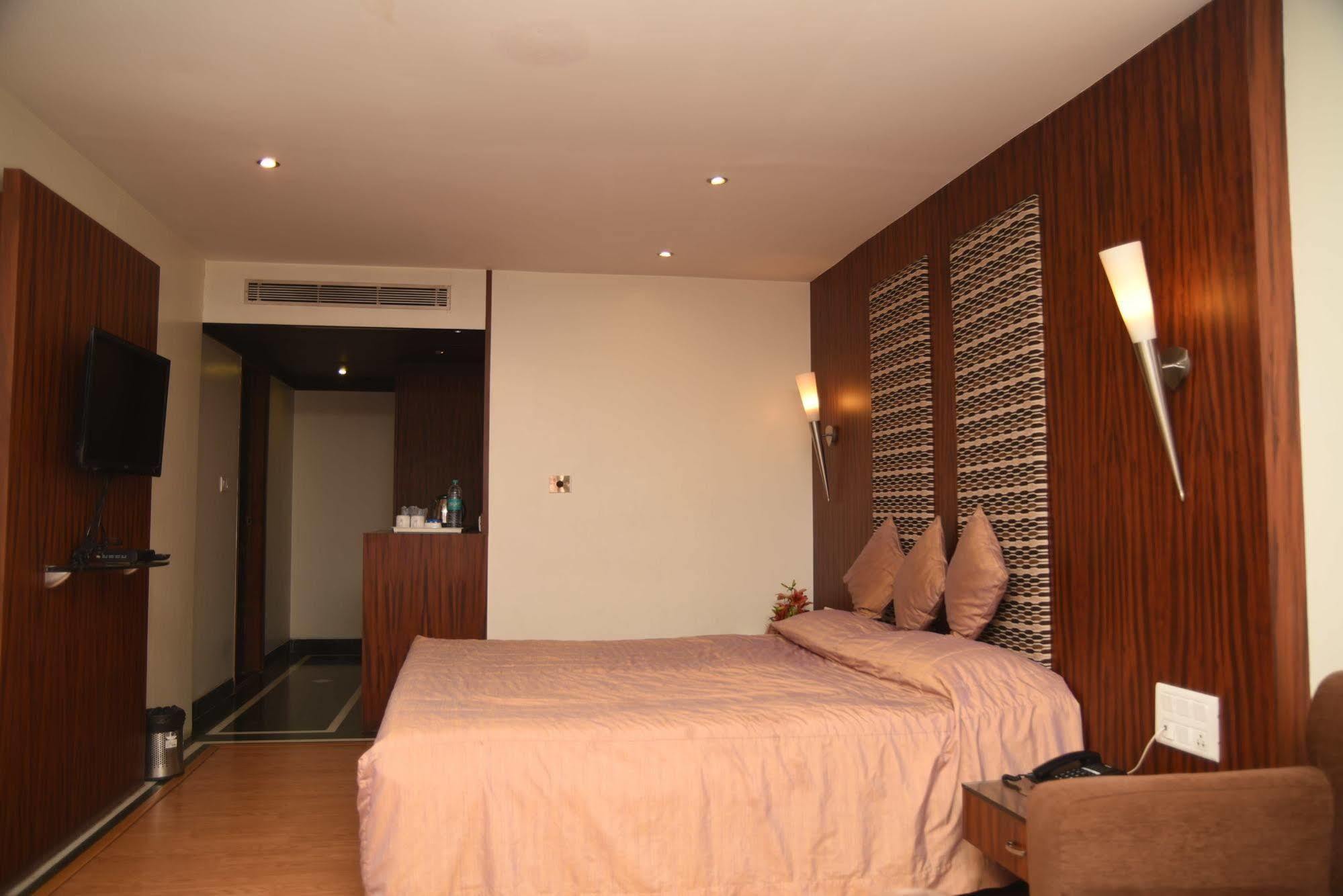 העיר בנגלור Hotel Maurya מראה חיצוני תמונה