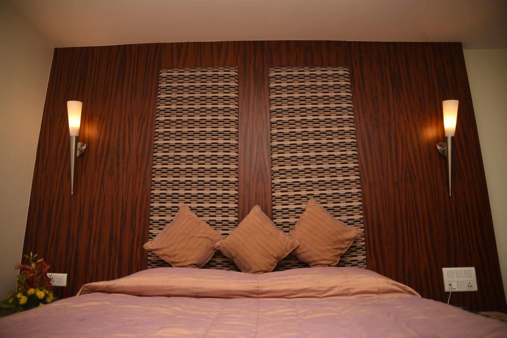 העיר בנגלור Hotel Maurya מראה חיצוני תמונה