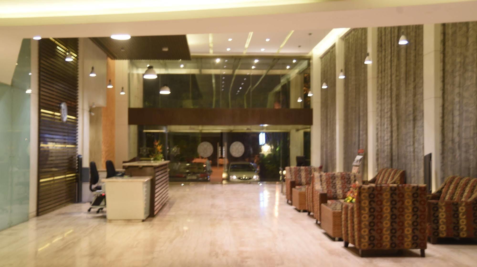 העיר בנגלור Hotel Maurya מראה חיצוני תמונה